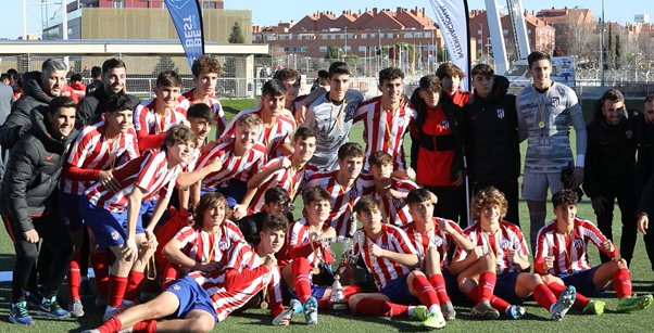 Atlético de Madrid con el trofeo de la primera edición en Las Rozas